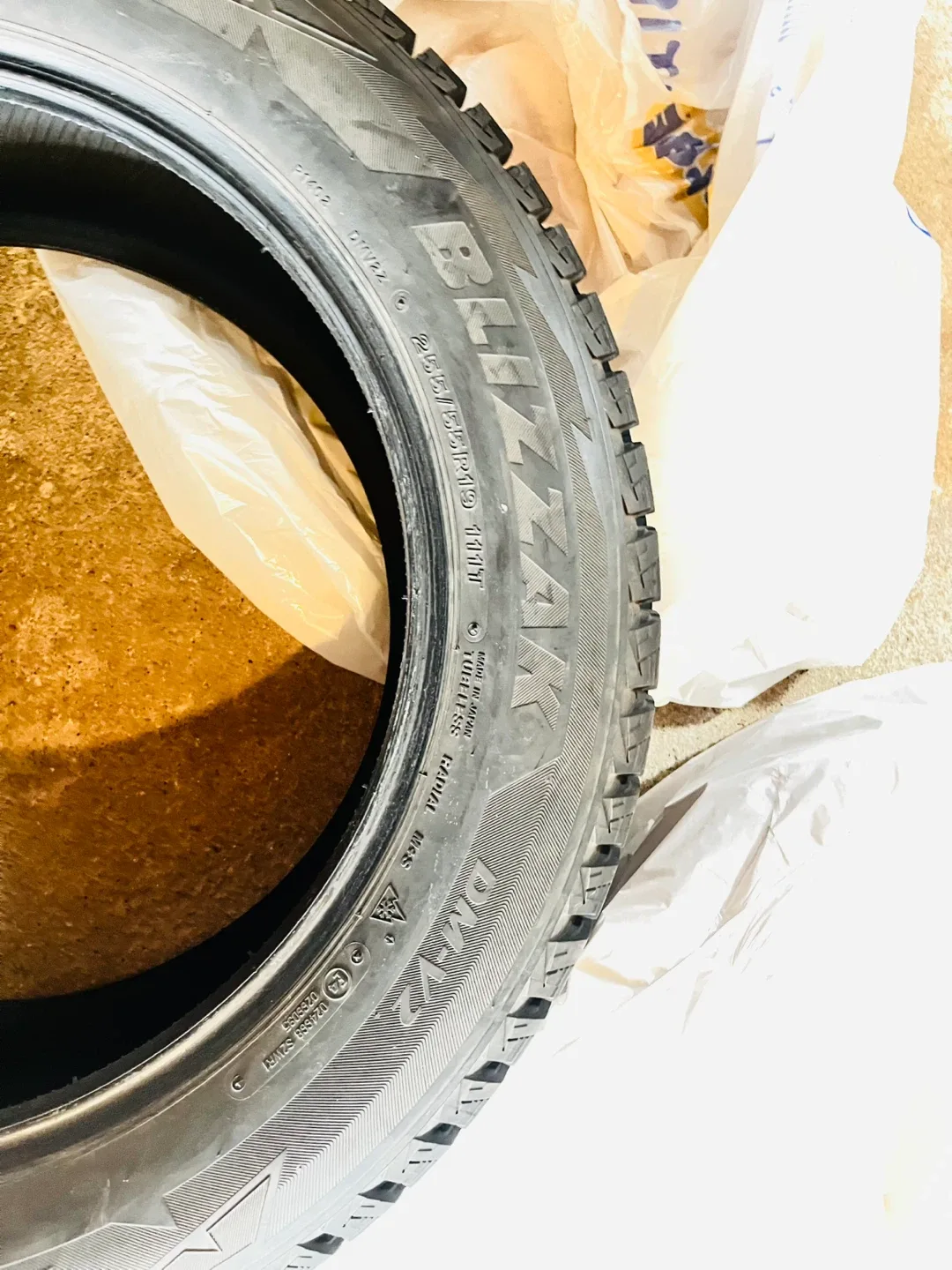 Bridgestone Blizzak DM-V2 255/55R19 111T XL Tires image indicator(7)