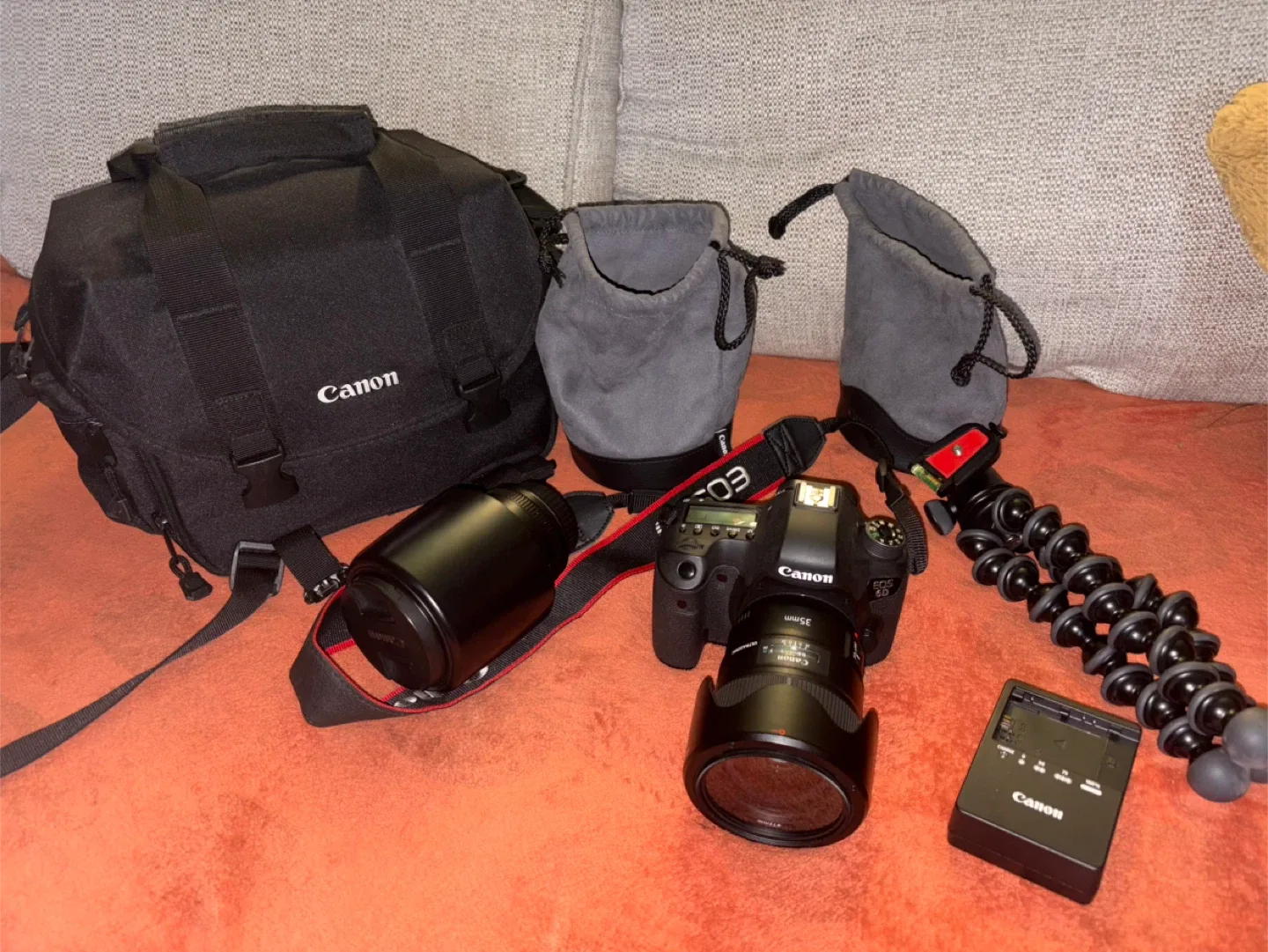 Canon EOS 6D DSLR Camera with 35mm Lens image indicator(2)