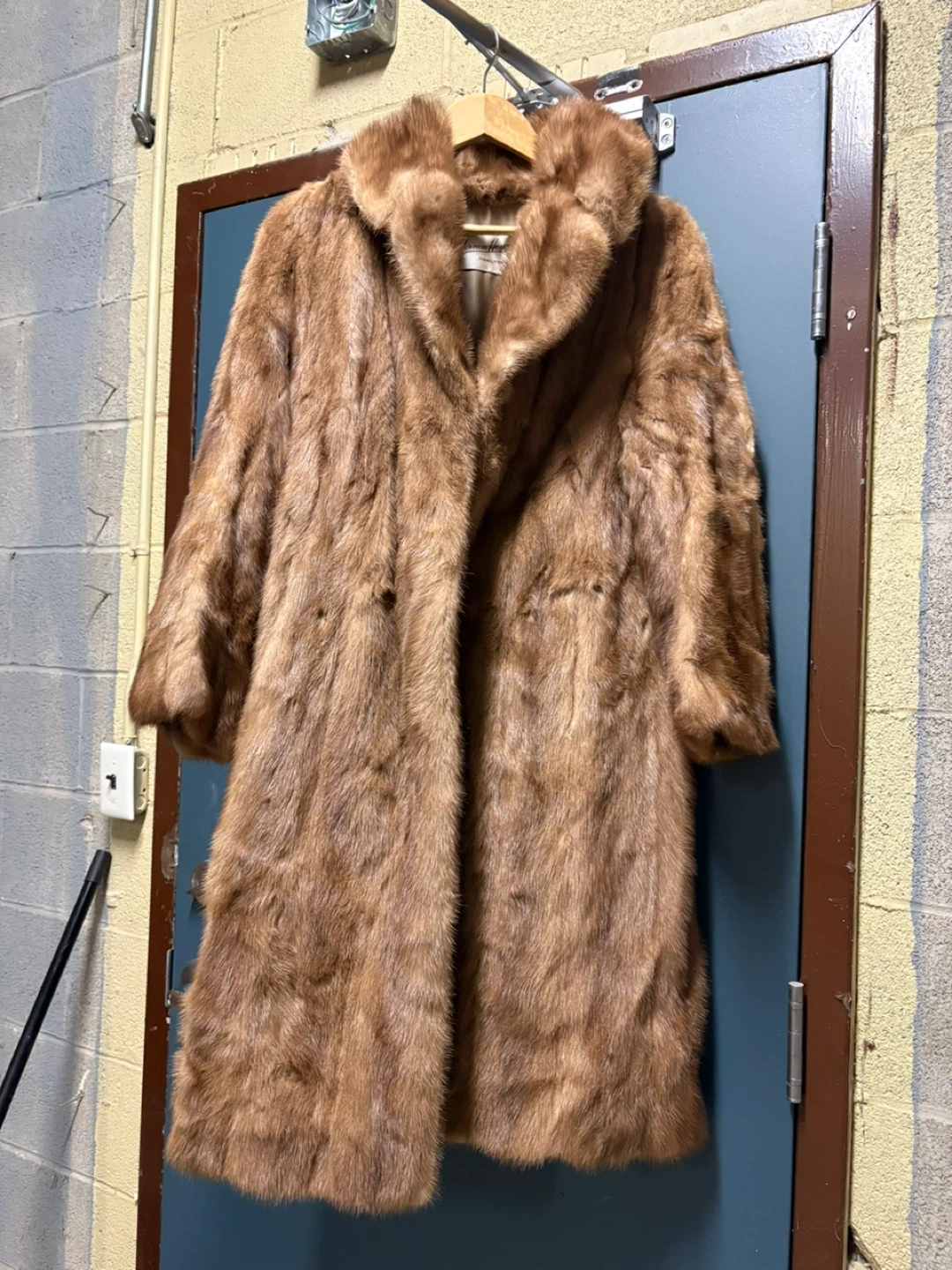 Vernon Howel & Son Fur Coat - photo 2