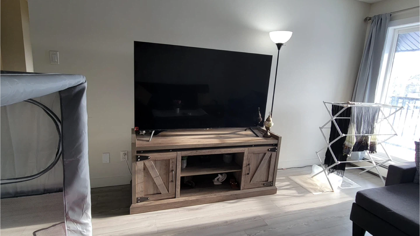 Samsung UHD 65 inc 4K Smart TV and TV Stand