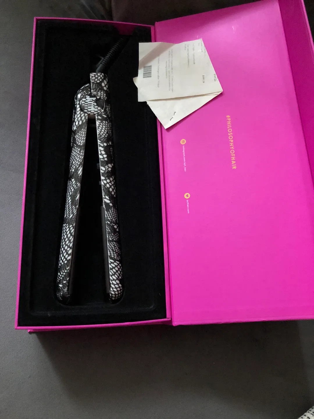 PYT Red Lips Long Lashes Styling Iron image indicator(2)