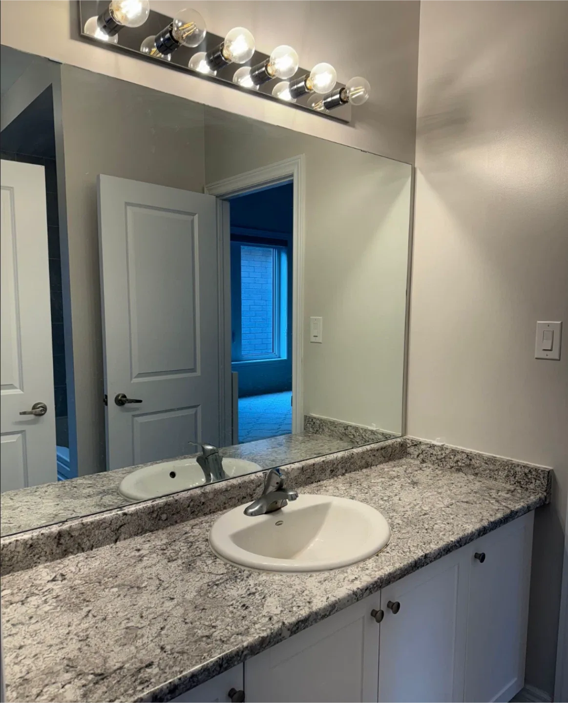 🏡 Master Bedroom for Rent – Spacious & Bright! 🌿 image indicator(5)