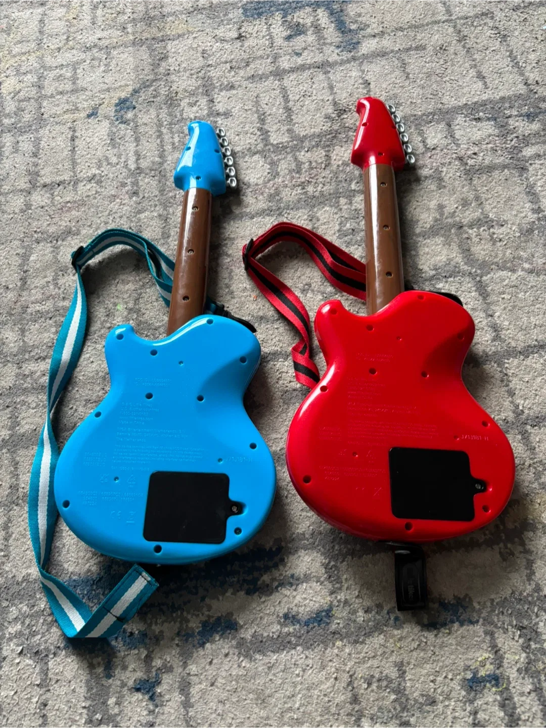 Little Tikes Guitar - Blue and Red image indicator(3)