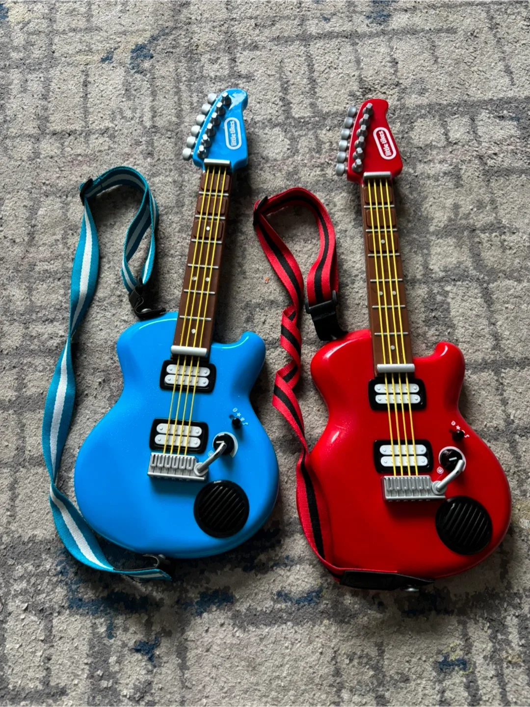 Little Tikes Guitar - Blue and Red image indicator(4)