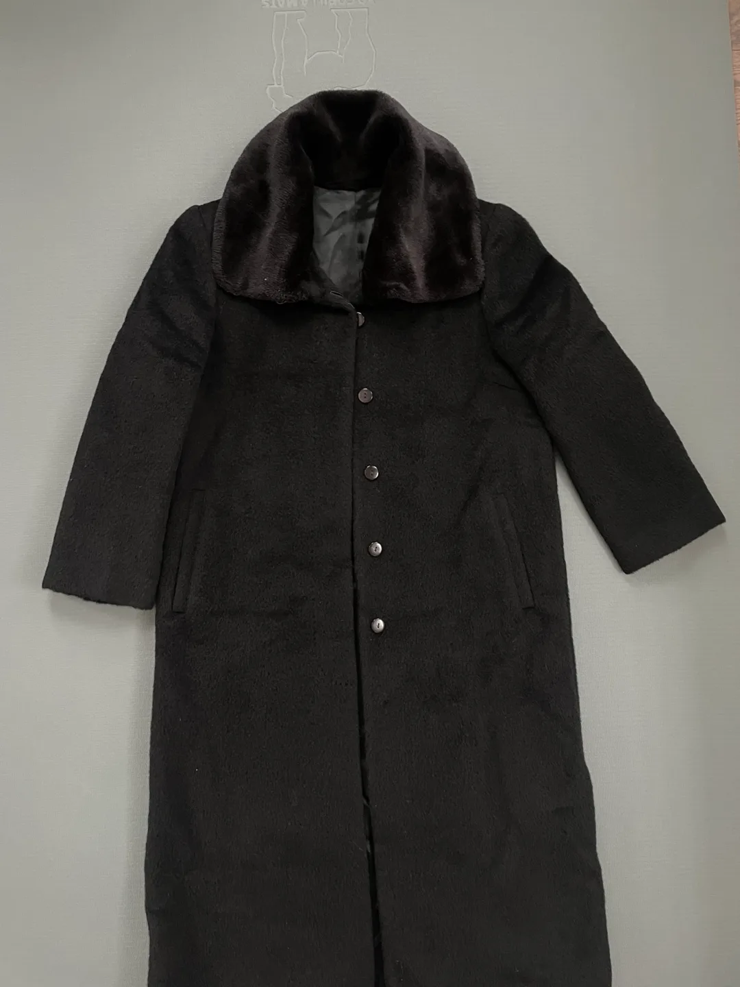 Black Long Coat with Fur Collar image indicator(5)