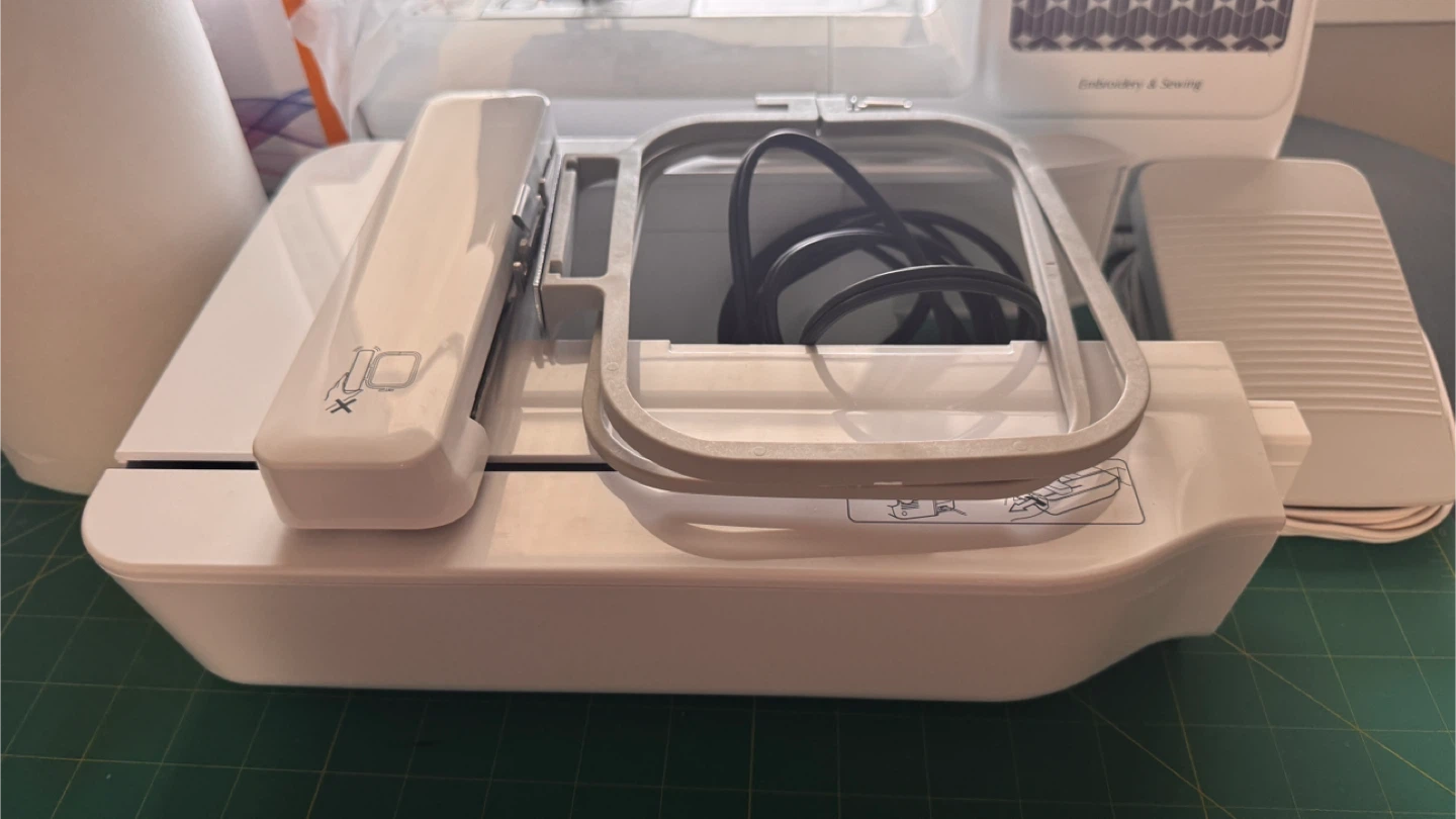 Brother SE725 Embroidery & Sewing Machine - photo 3