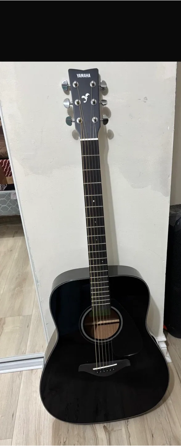 Yamaha Black Acoustic Guitar with Case and accessories image indicator(3)