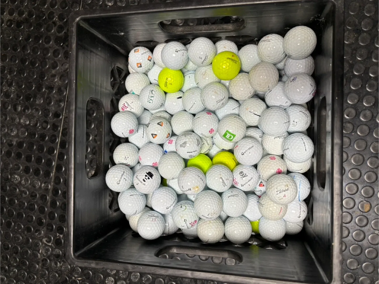 Mixed Golf Balls - Titleist prov1, TaylorMadetp5 image indicator(2)