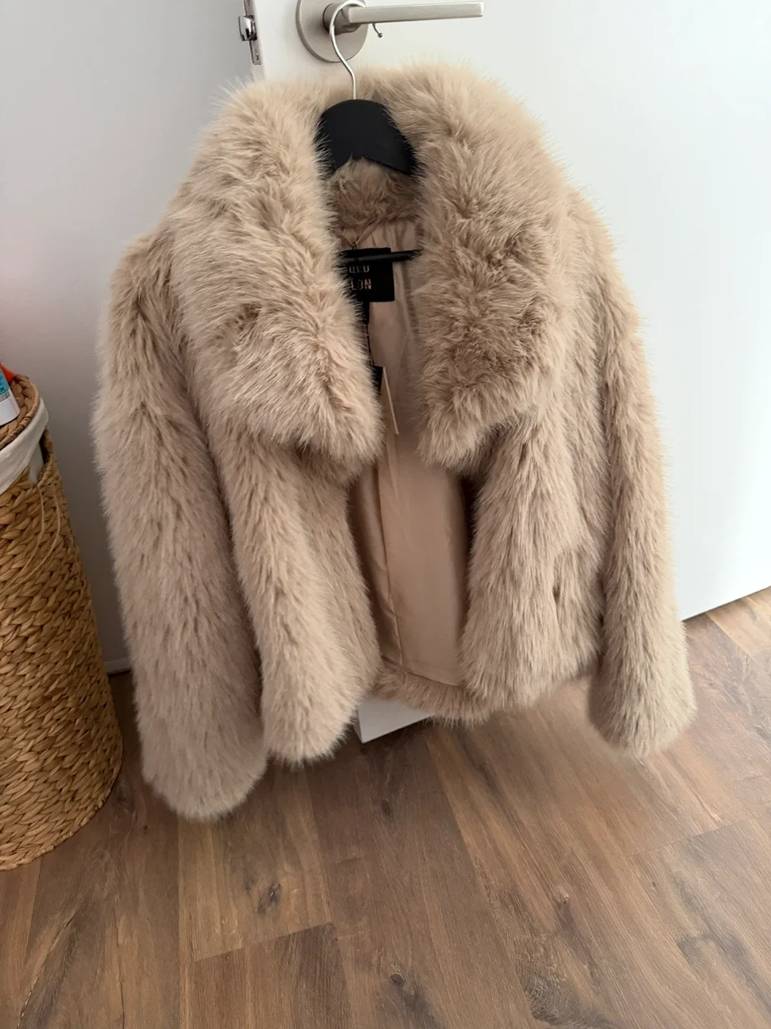 QED LDN Faux Fur Coat - Size L image indicator(5)