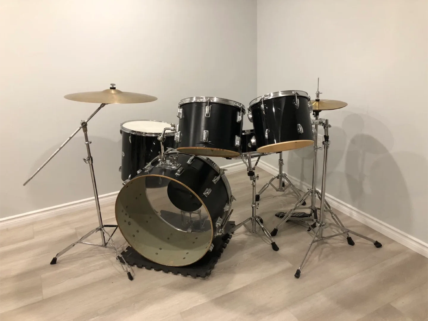 Drum set with vintage 24” bass drum