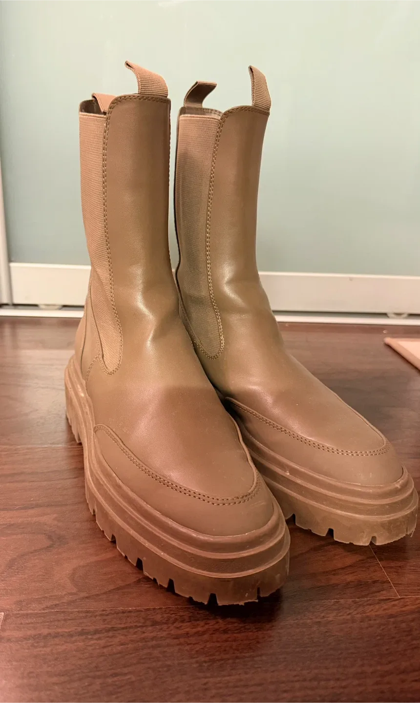 Khaki Chelsea Boots, Size 7 image indicator(2)