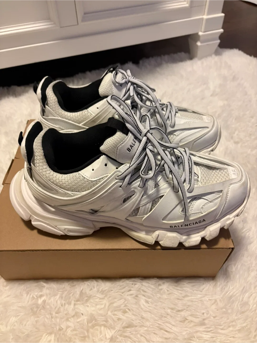 Balenciaga tracks white image indicator(3)