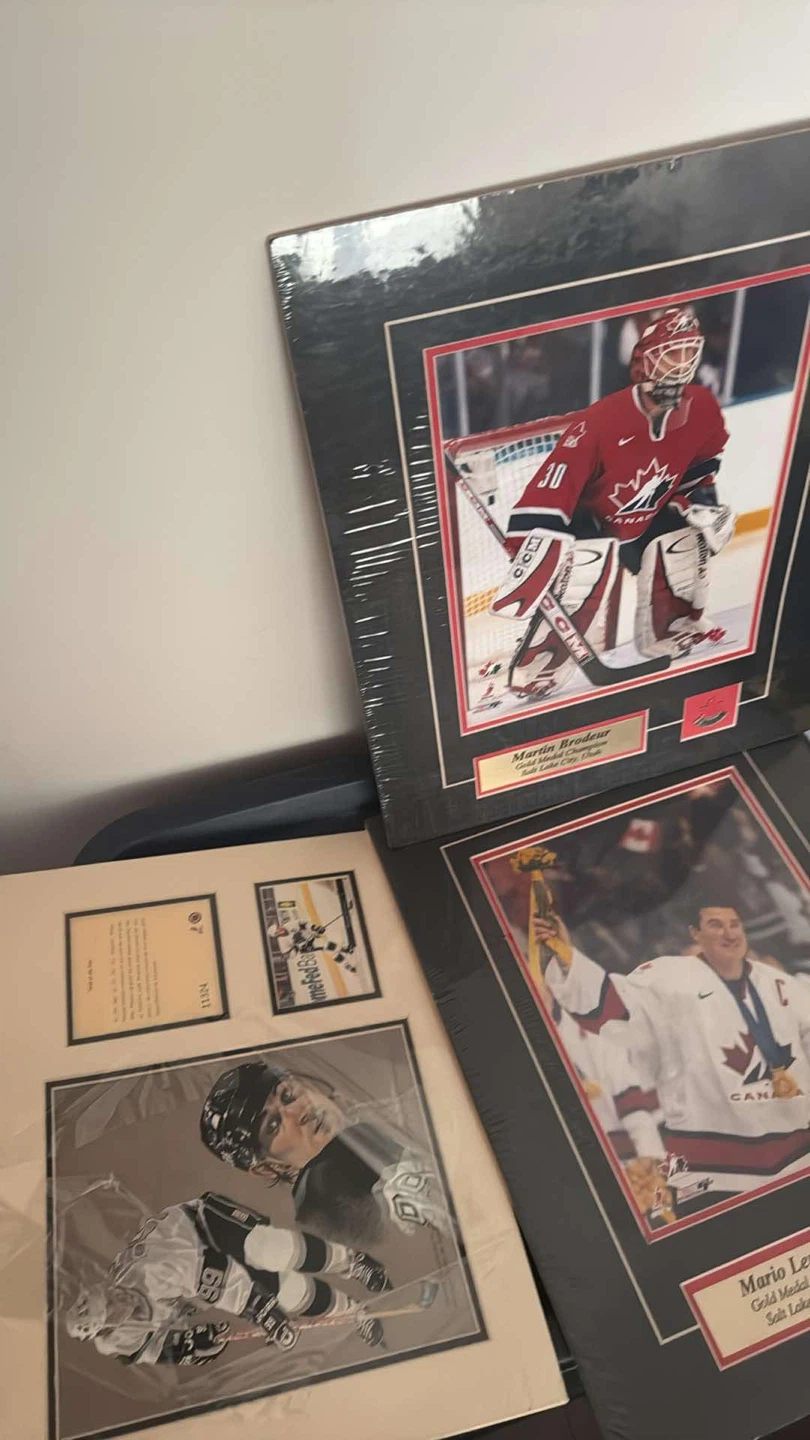 Sports memorabilia lot - photo 3
