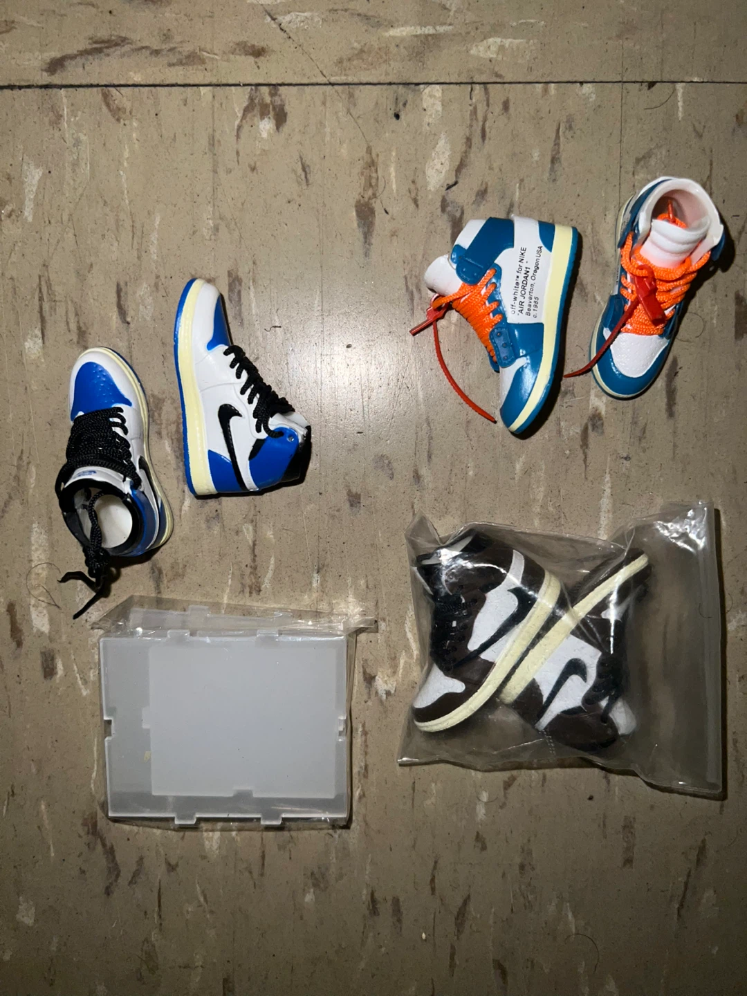 Sneaker Keychains w Mini Clear Shoebox - photo 2