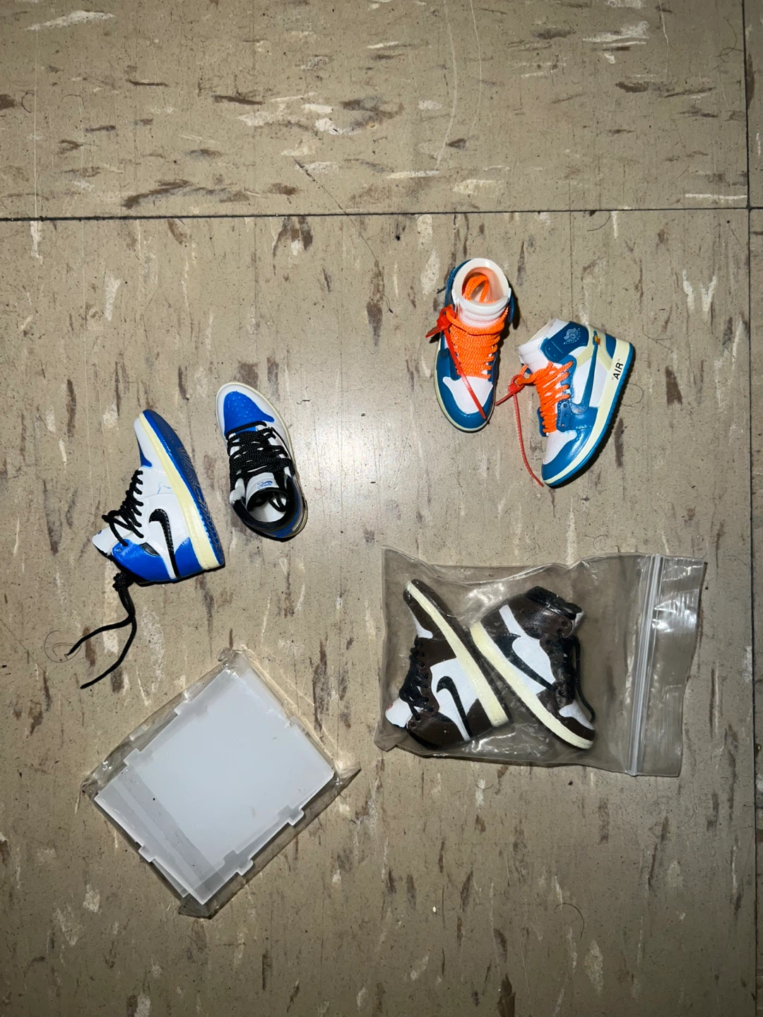 Sneaker Keychains w Mini Clear Shoebox - photo 3