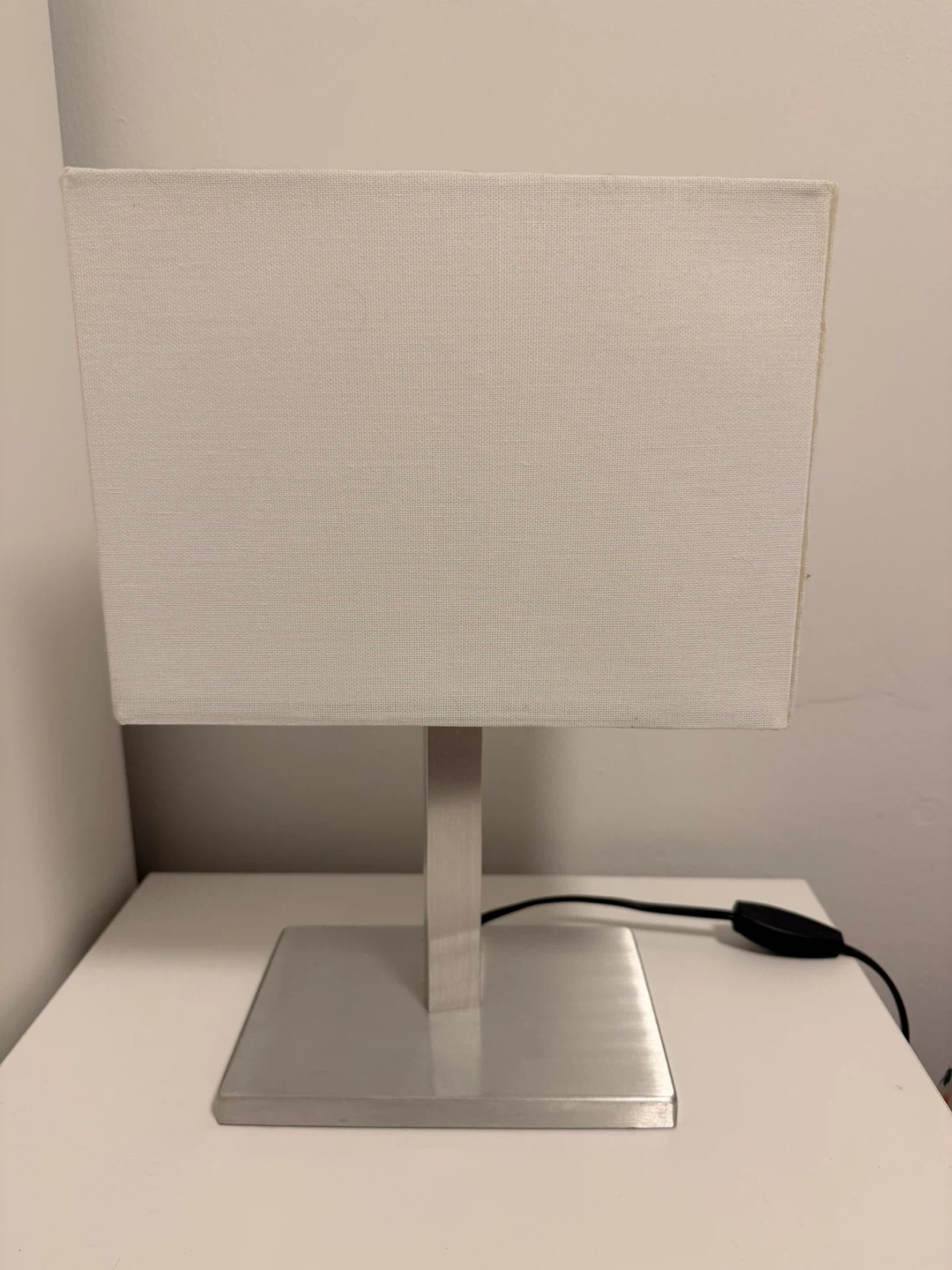 2 White Bedside Tables and 2 Lamps - photo 4