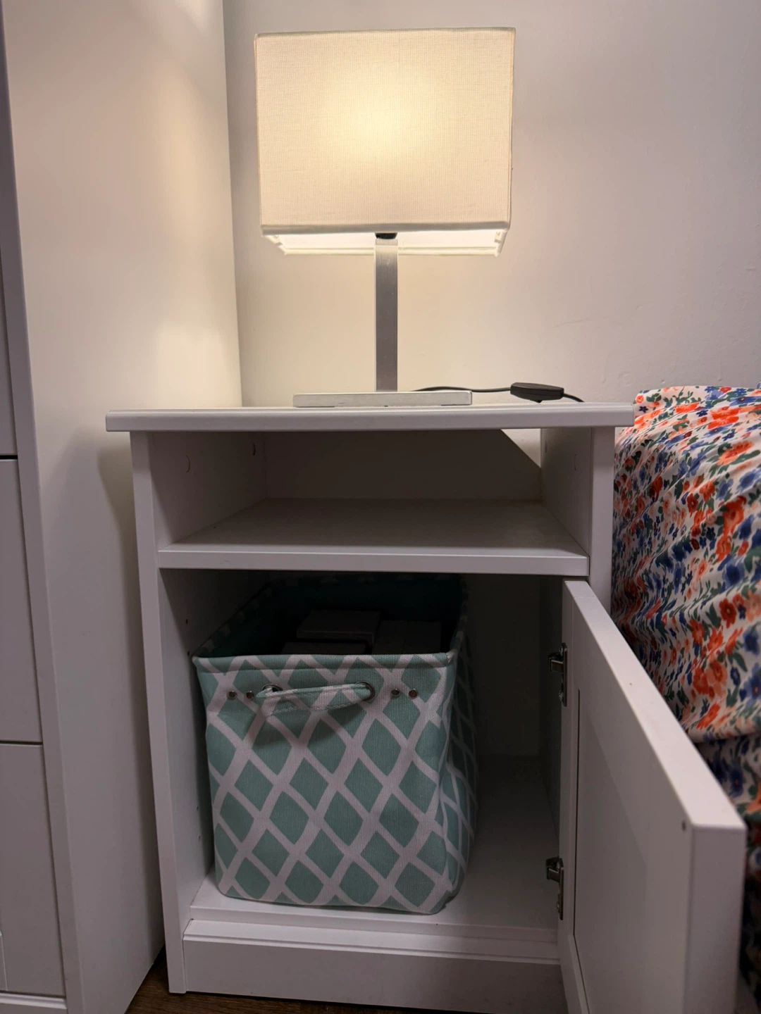 2 White Bedside Tables and 2 Lamps - photo 3