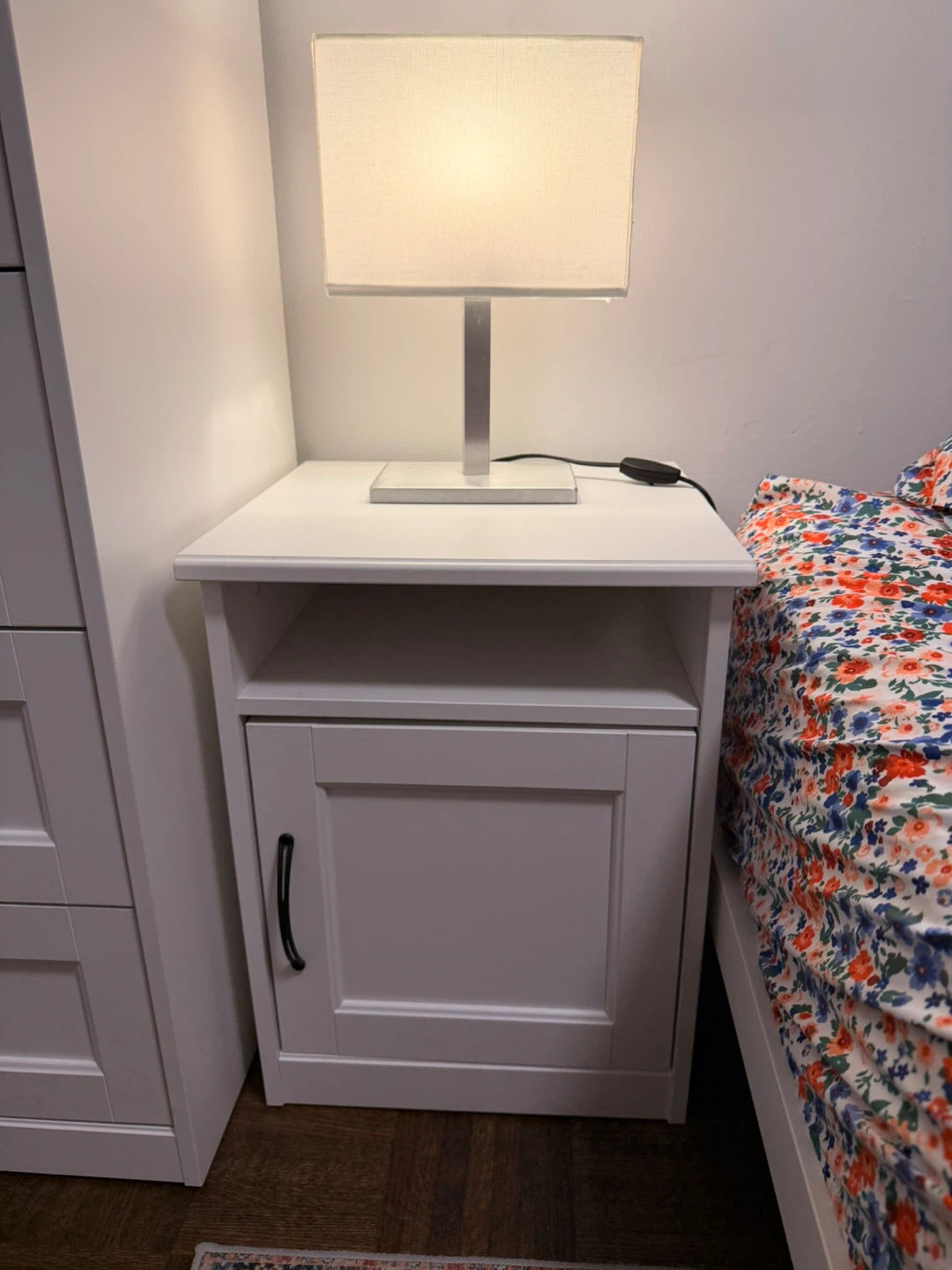 2 White Bedside Tables and 2 Lamps - photo 2