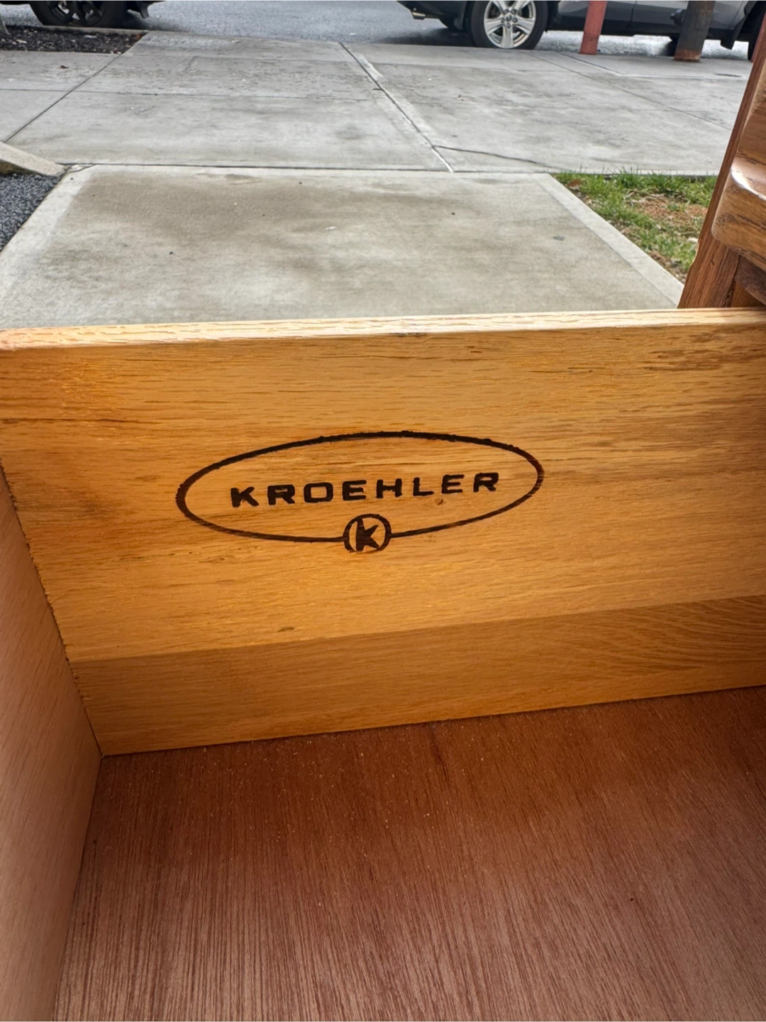 Free delivery Kroehler Wooden Dresser with Mirror - photo 2