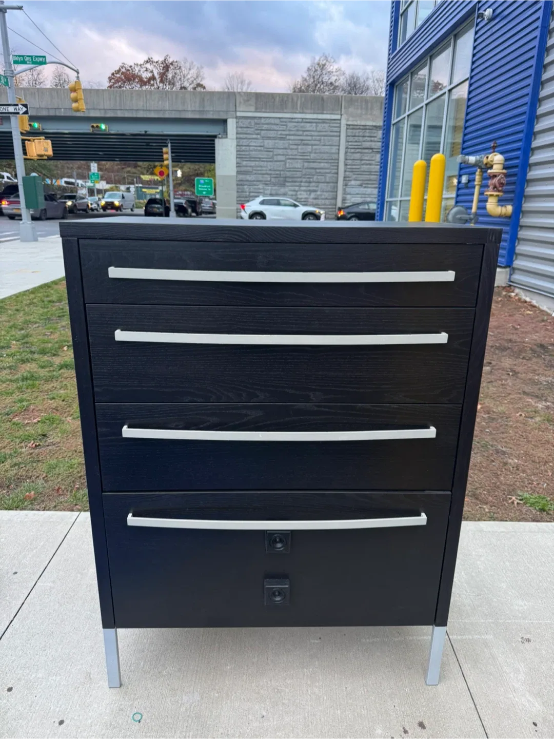 Free delivery dresser like new
