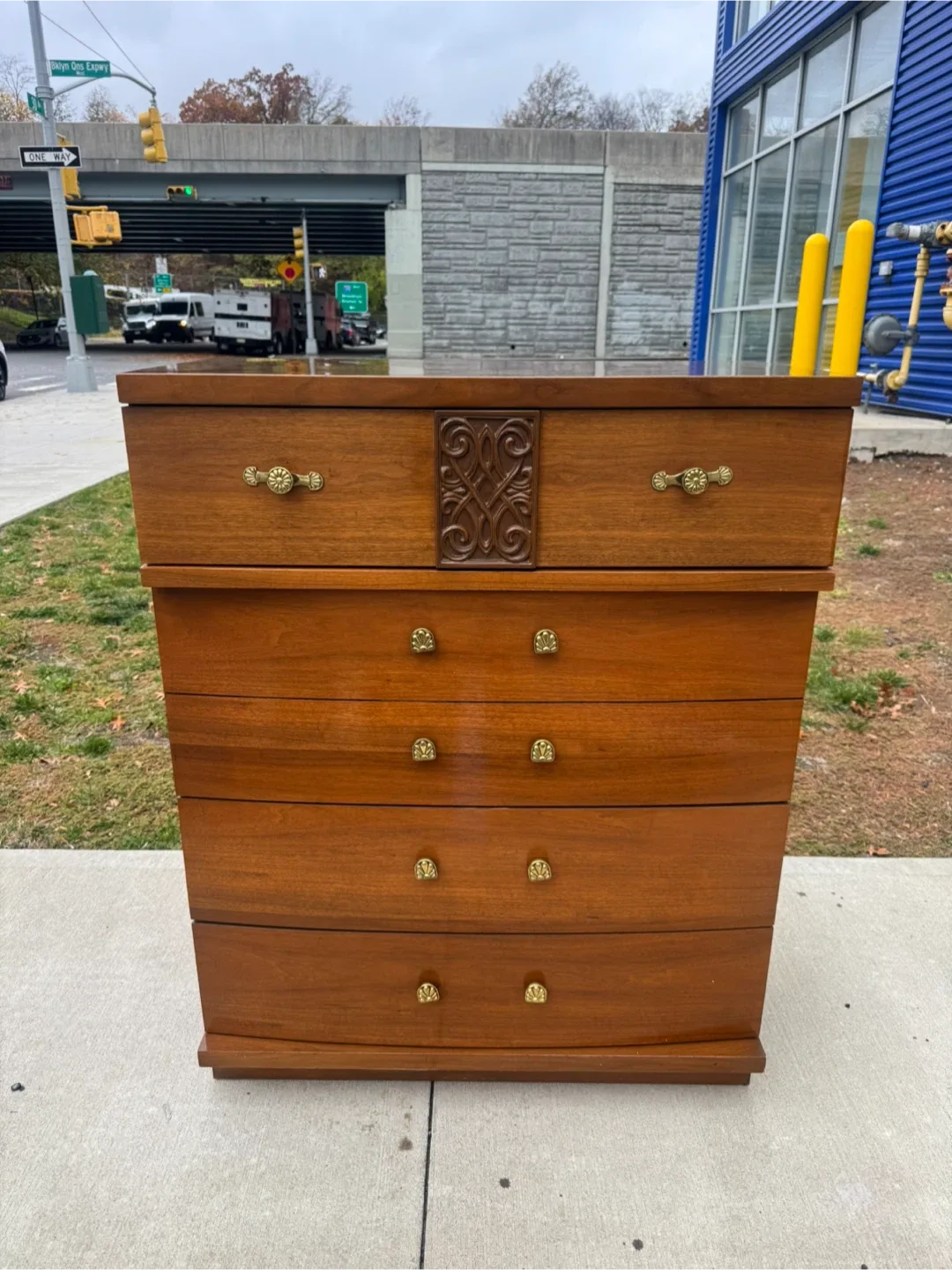 Free delivery dresser
