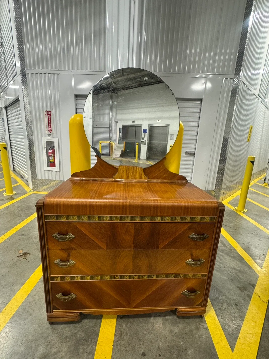 Free delivery dresser