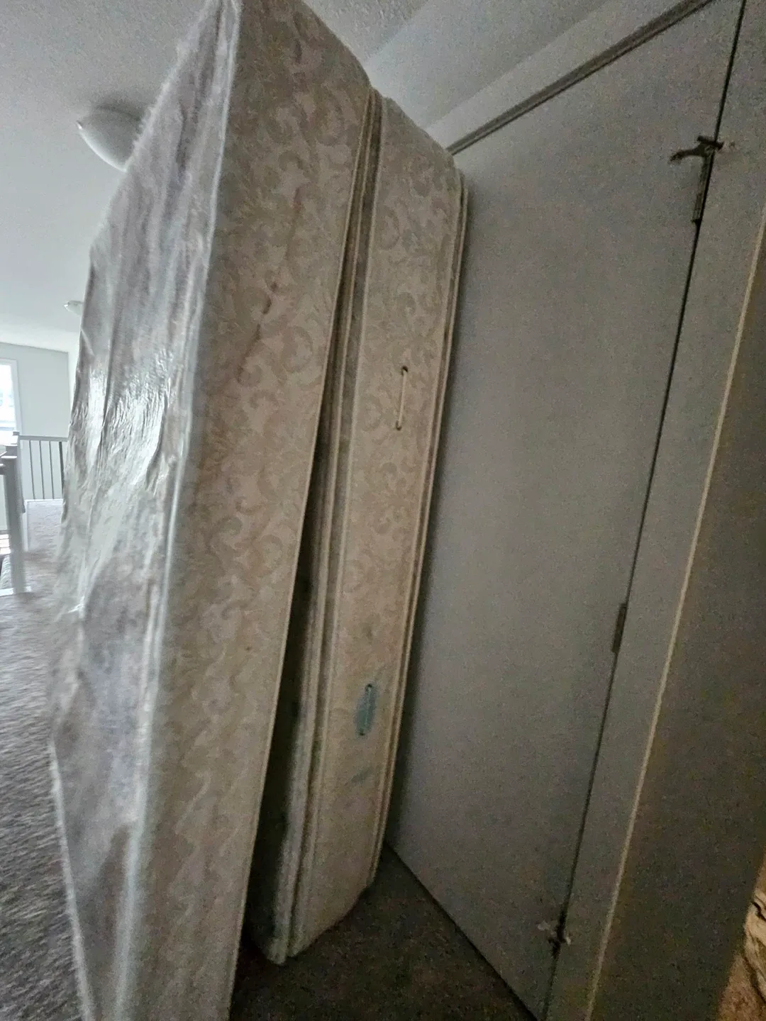 Queen Size Bed Frame with Mattress image indicator(4)