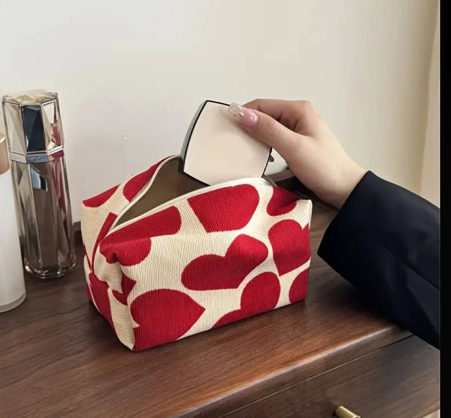 Cute Red Heart Makeup Bag image indicator(3)