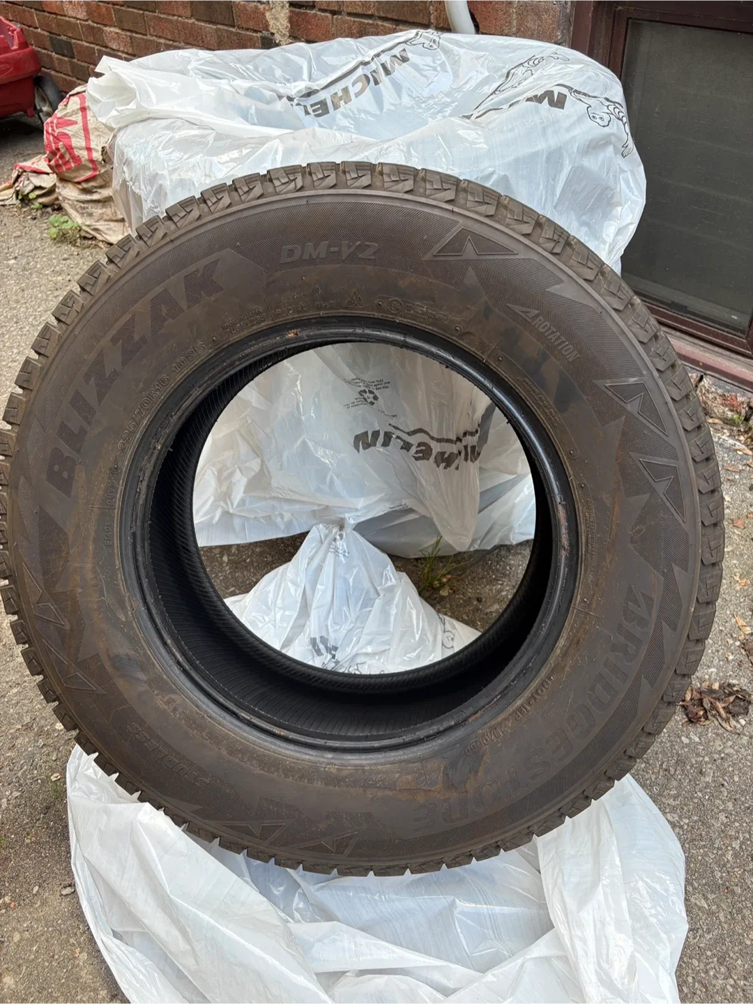 Bridgestone Blizzak DM-V2 225/70R16 Tire