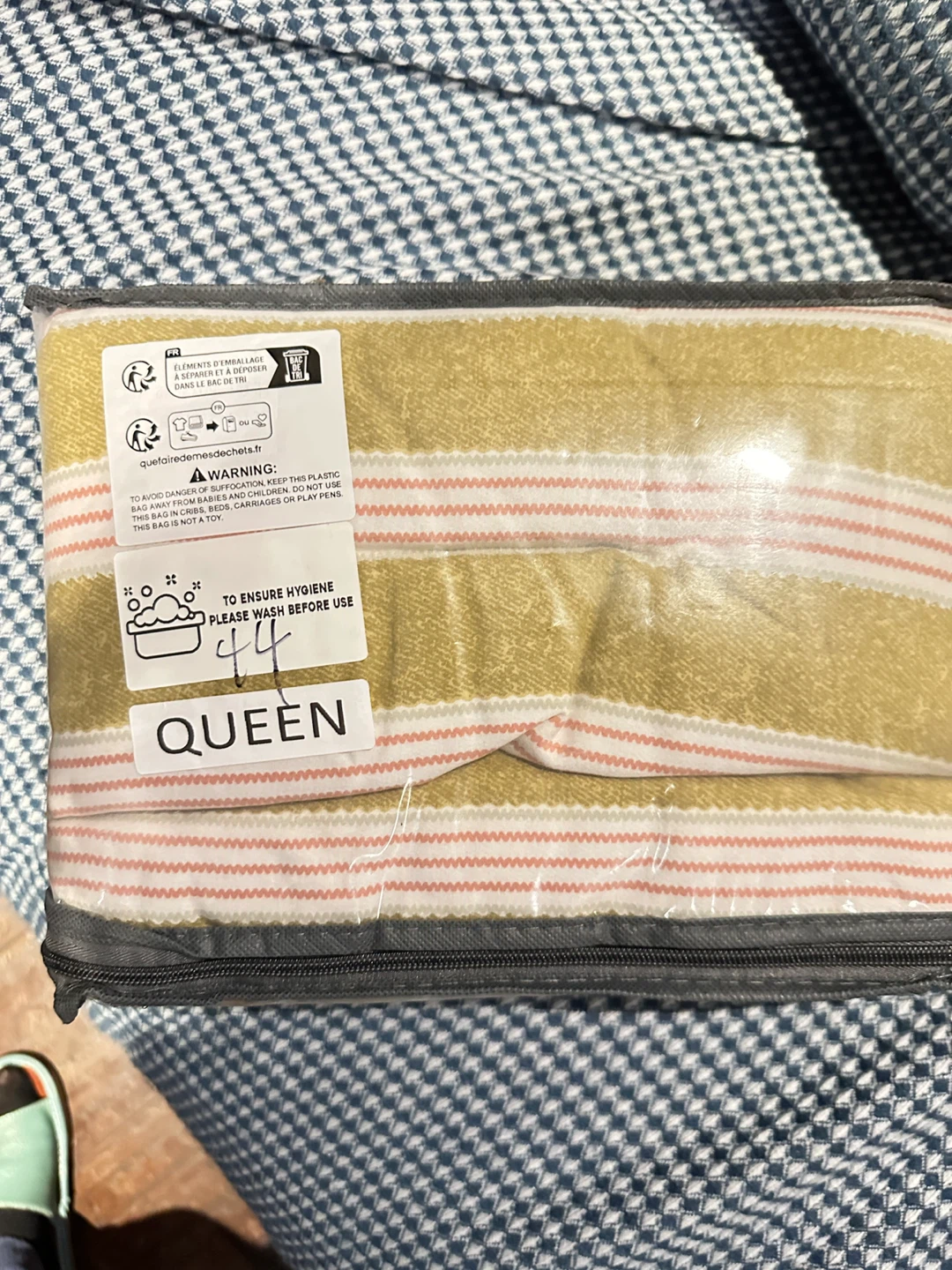 New Queen size Bedding Set - duvet cover and pillow cases