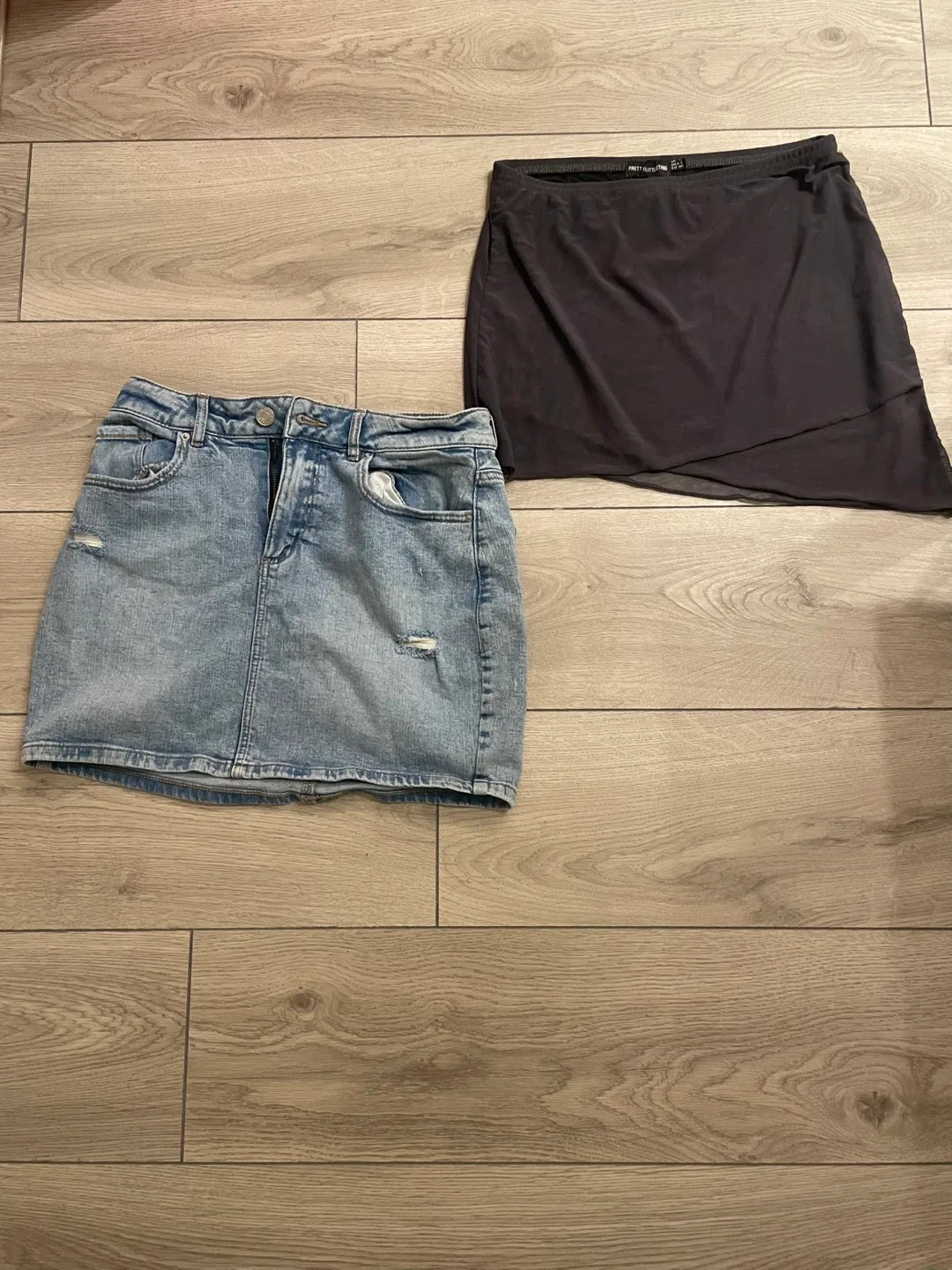 PrettyLittleThing & Garage Mini skirt