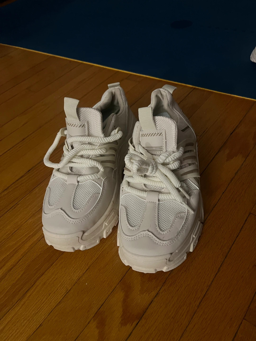 LAODIONE White Sneakers Size 41