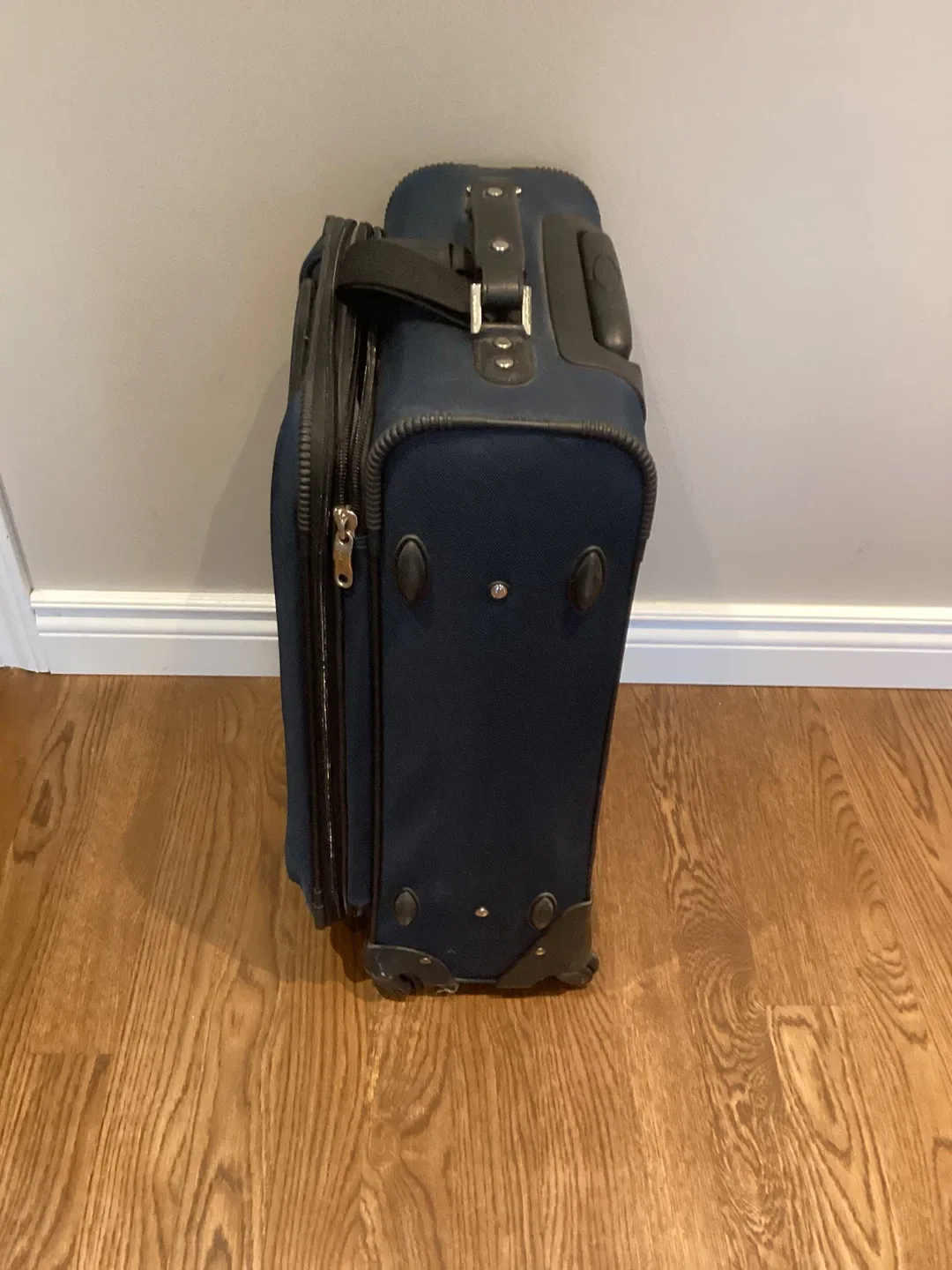 GREAT 25” TALL SPINNER WHEELED SUITCASE (READ FULL DESCRIPTION) image indicator(2)