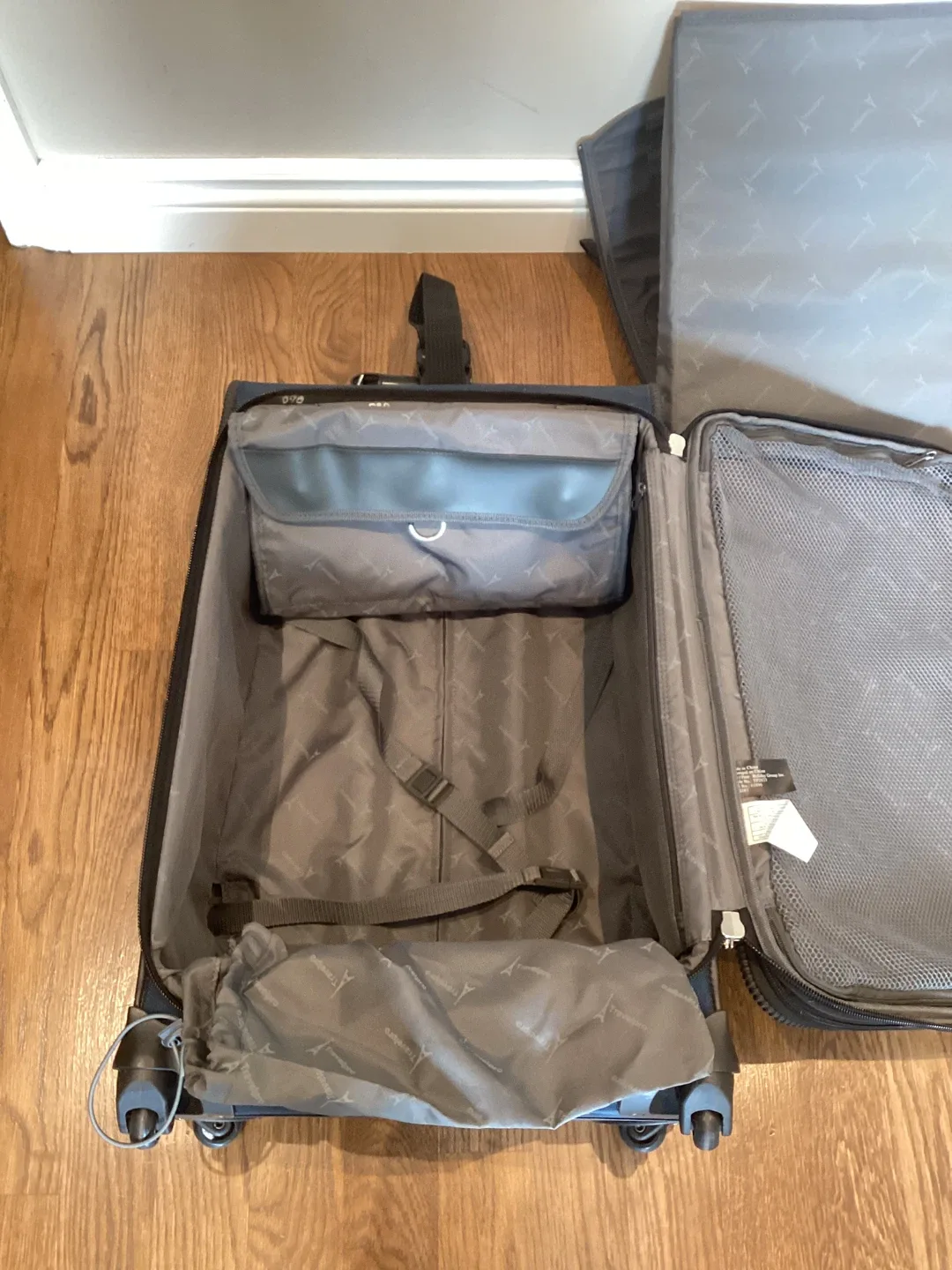 GREAT 25” TALL SPINNER WHEELED SUITCASE (READ FULL DESCRIPTION) image indicator(5)