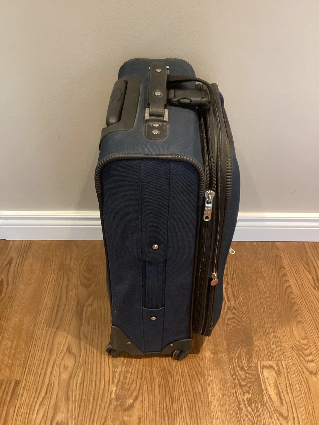 GREAT 25” TALL SPINNER WHEELED SUITCASE (READ FULL DESCRIPTION) image indicator(3)