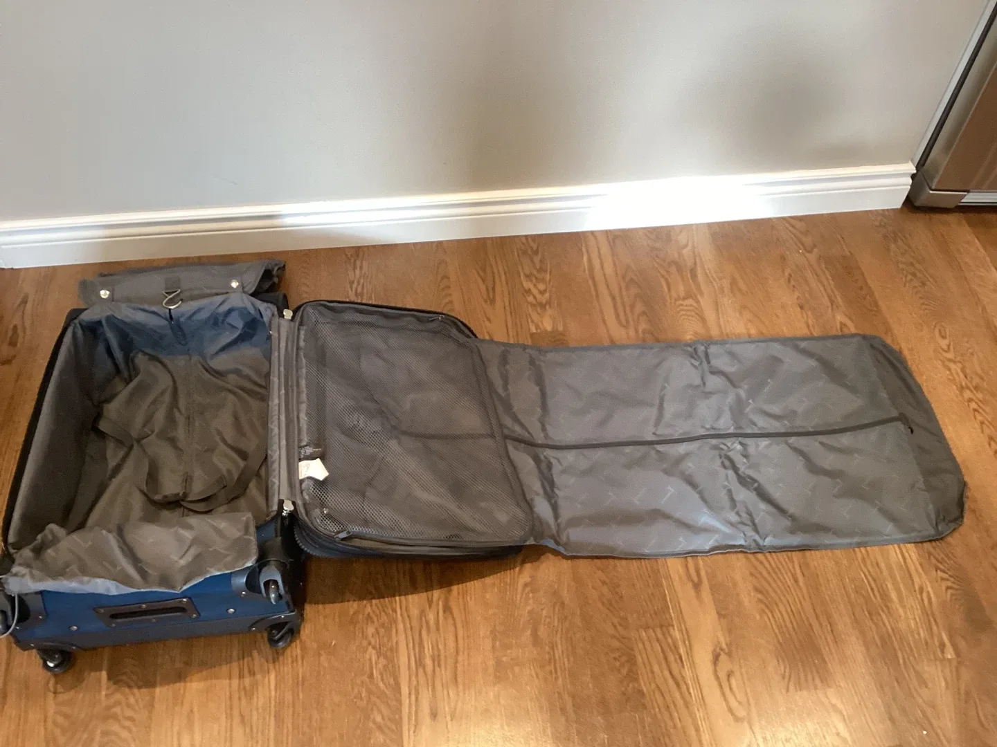 GREAT 25” TALL SPINNER WHEELED SUITCASE (READ FULL DESCRIPTION) image indicator(8)