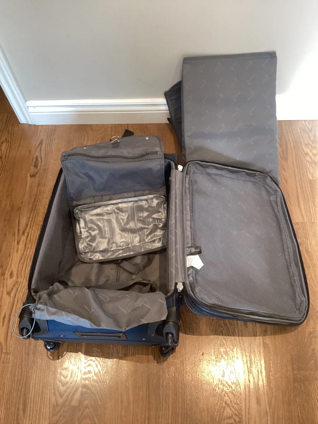 GREAT 25” TALL SPINNER WHEELED SUITCASE (READ FULL DESCRIPTION) image indicator(7)