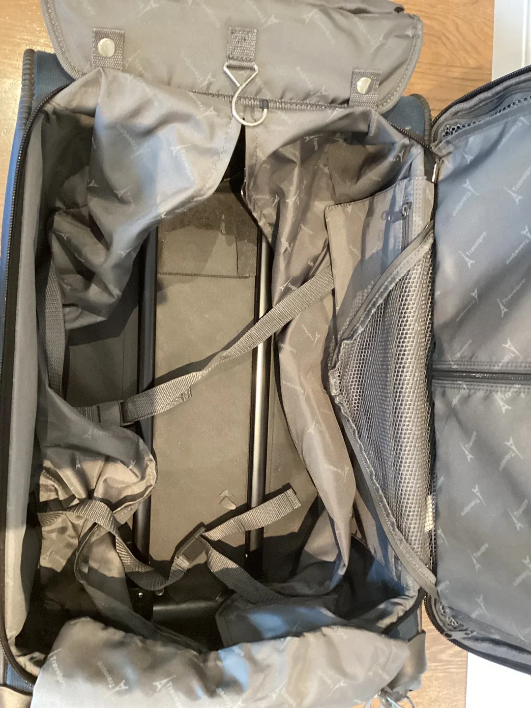 GREAT 25” TALL SPINNER WHEELED SUITCASE (READ FULL DESCRIPTION) image indicator(10)