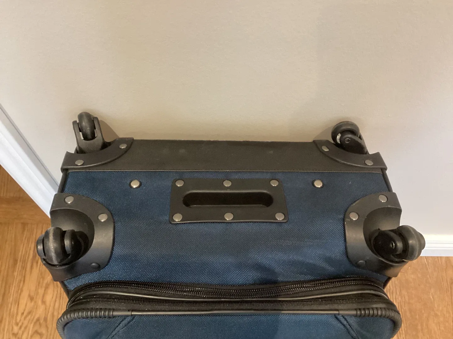 GREAT 25” TALL SPINNER WHEELED SUITCASE (READ FULL DESCRIPTION) image indicator(9)