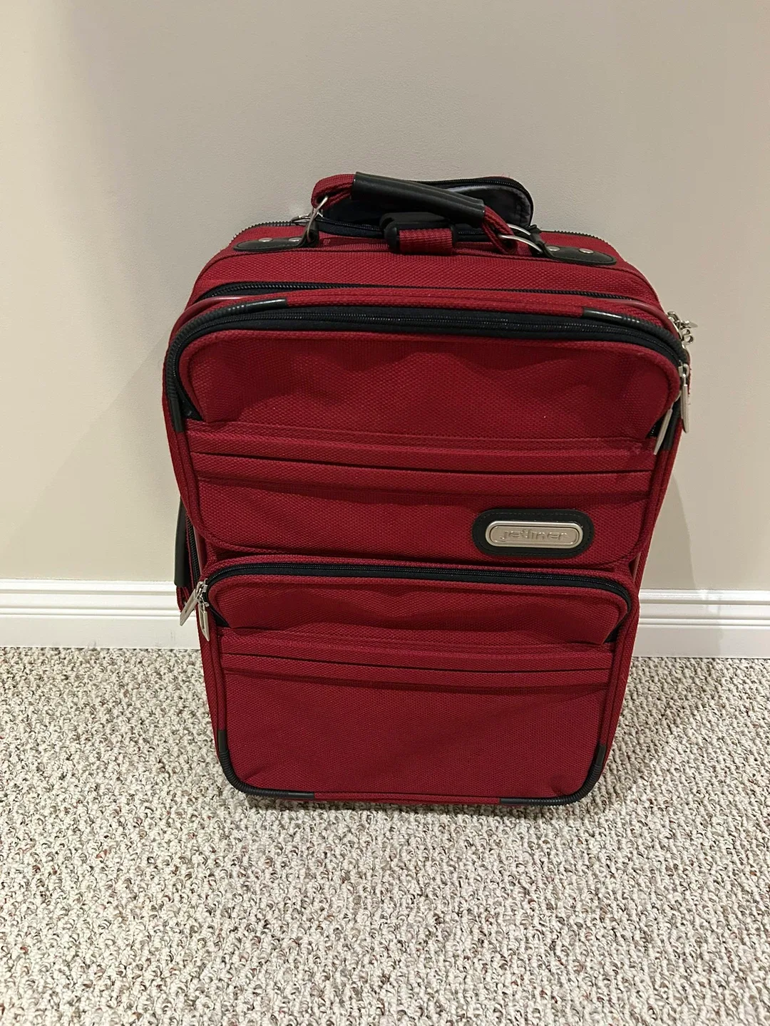 GREAT CARRY ON SIZE SUITCASE (SEE DESCRIPTION)