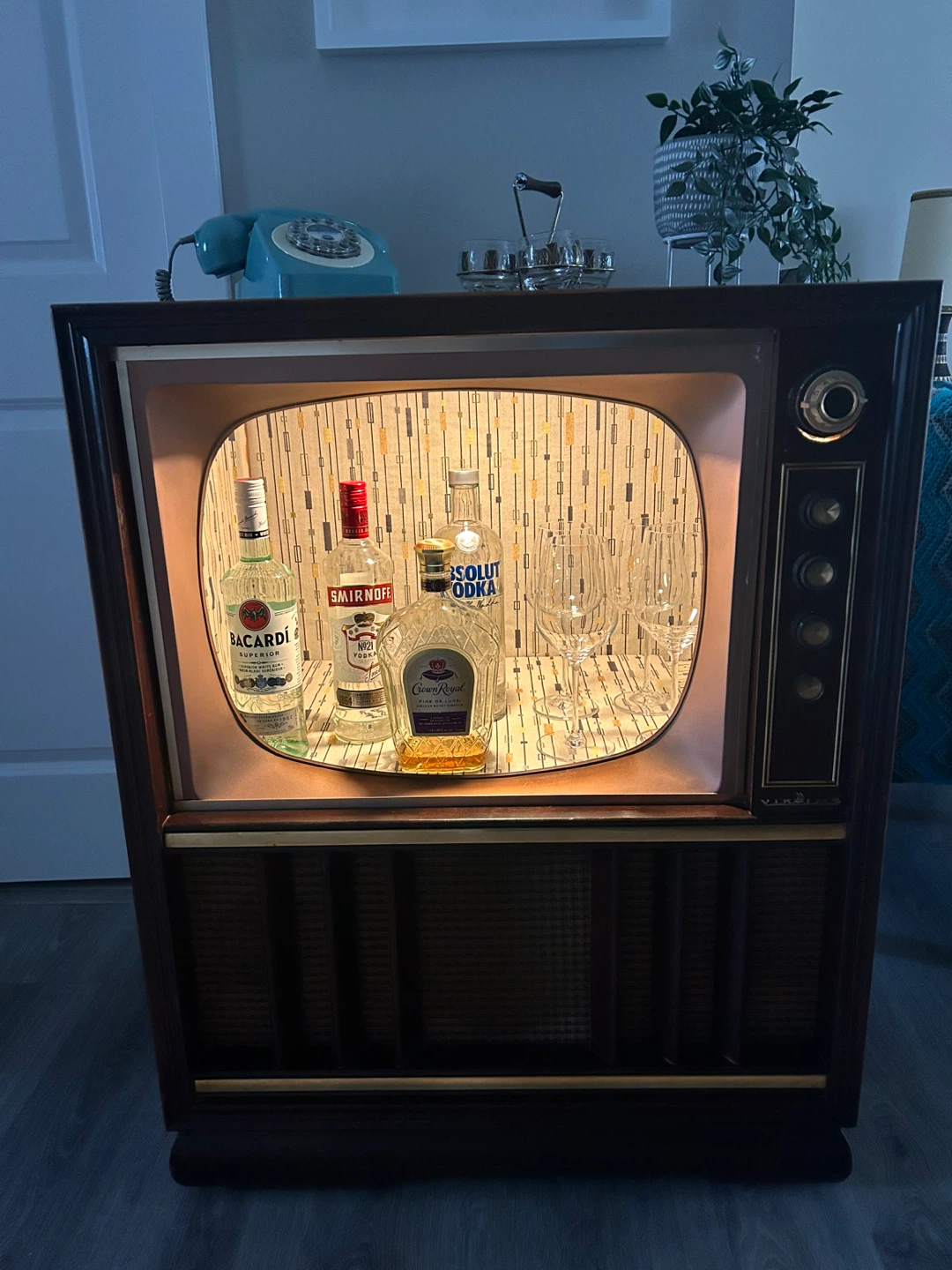 Vintage TV Cabinet Liquor Bar - photo 4