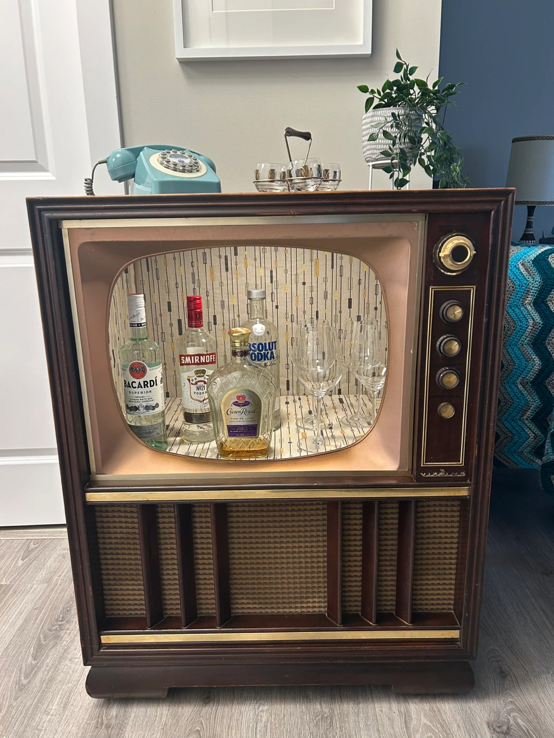 Vintage TV Cabinet Liquor Bar - photo 3