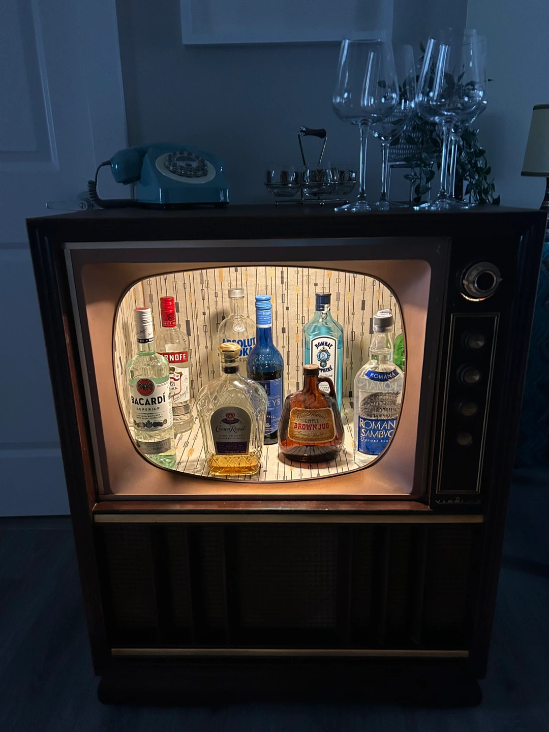 Vintage TV Cabinet Liquor Bar - photo 2