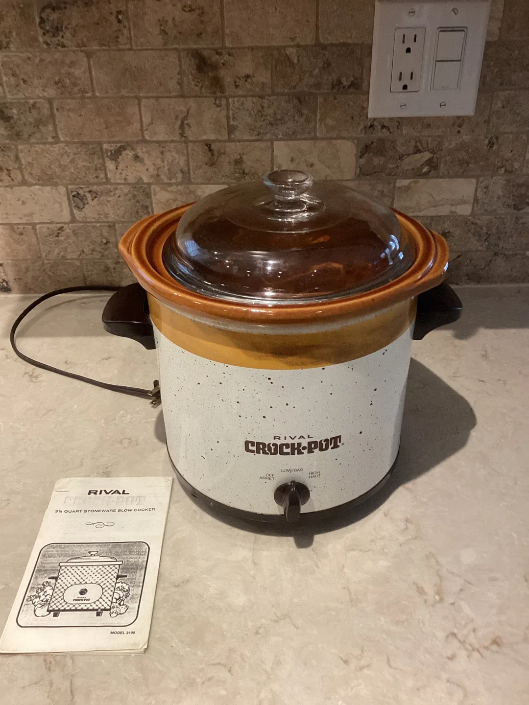 SMALL STONEWARE CROCK POT (SEE DESCRIPTION)