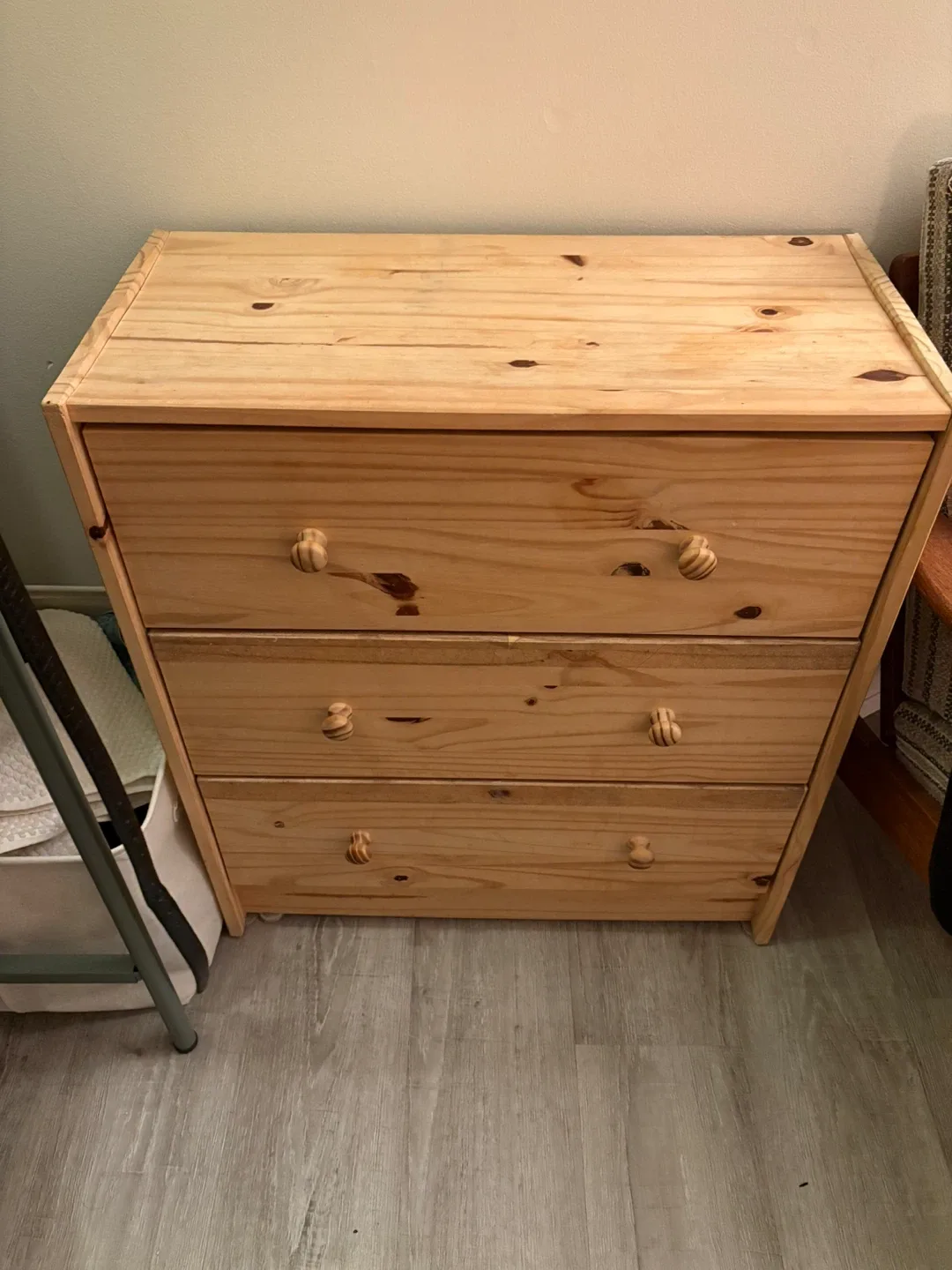 Wooden 3-Drawer Dresser/ nightstand