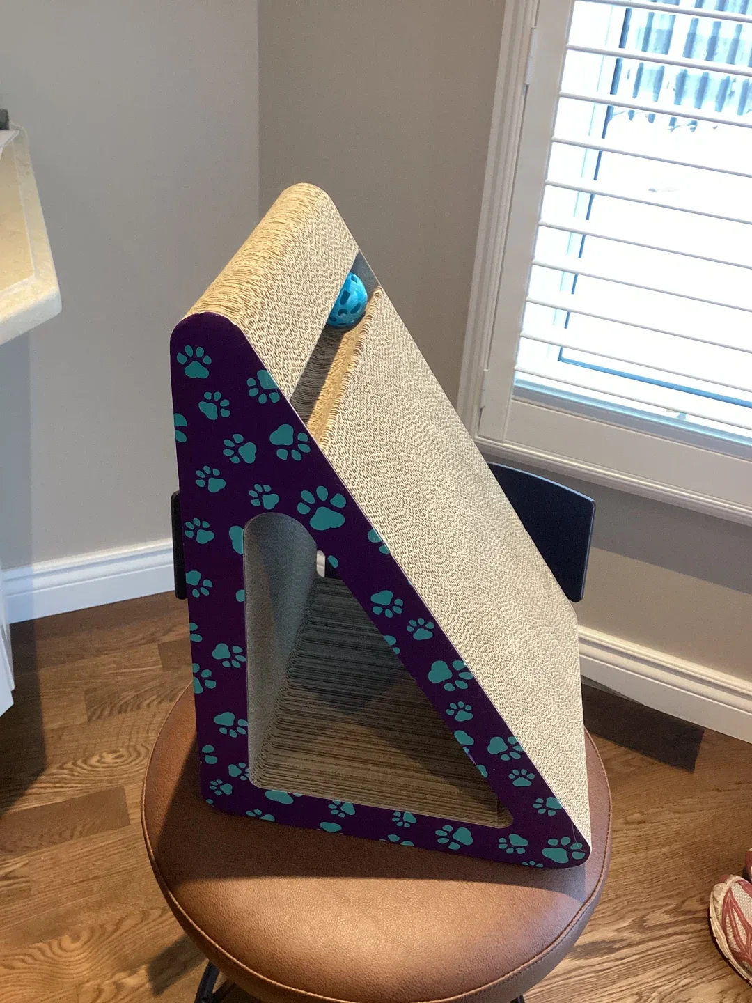 ALMOST NEW CAT SCRATCHER (SEE DESCRIPTION)