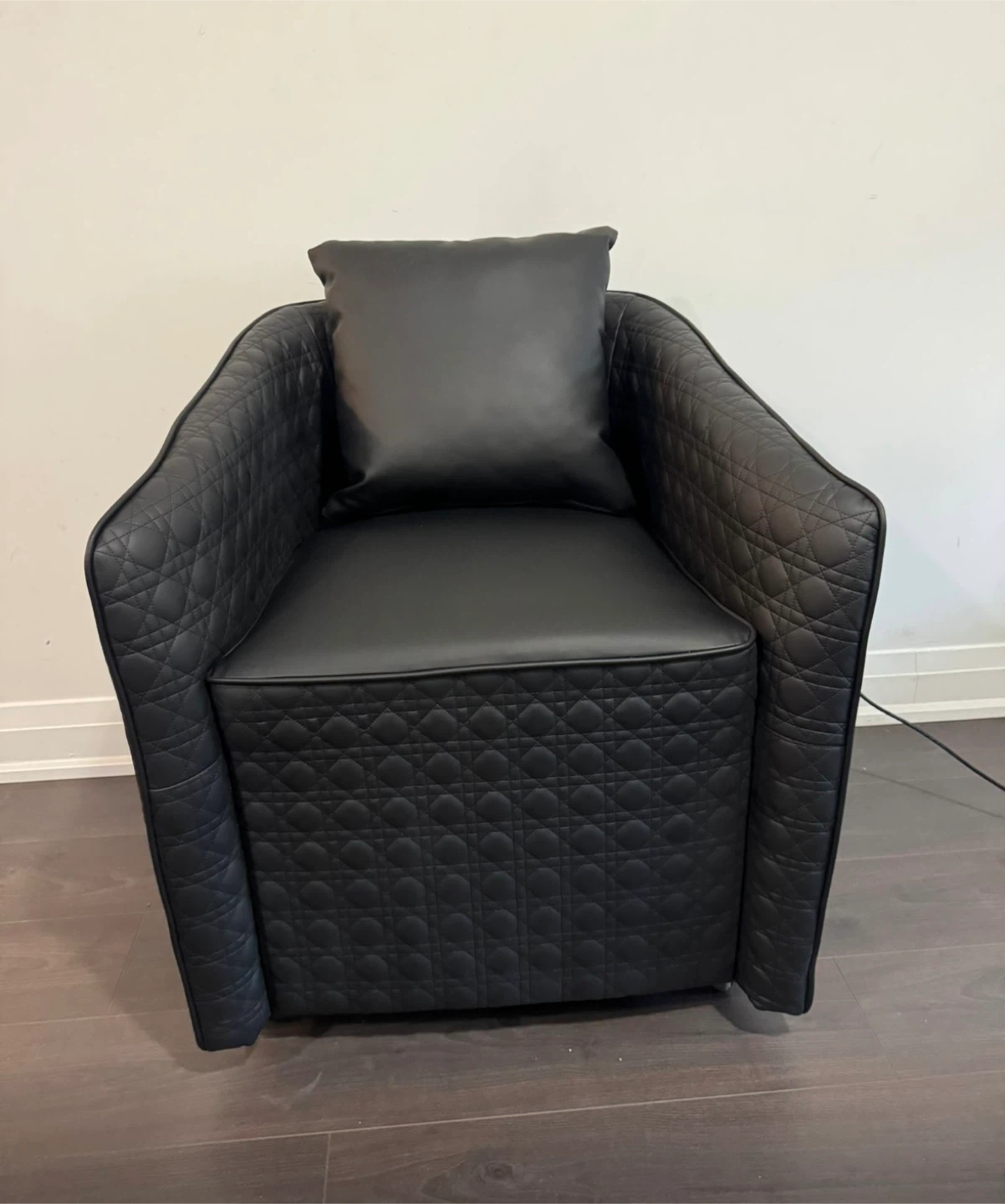 Osaki Black Leather Accent Chair - photo 4