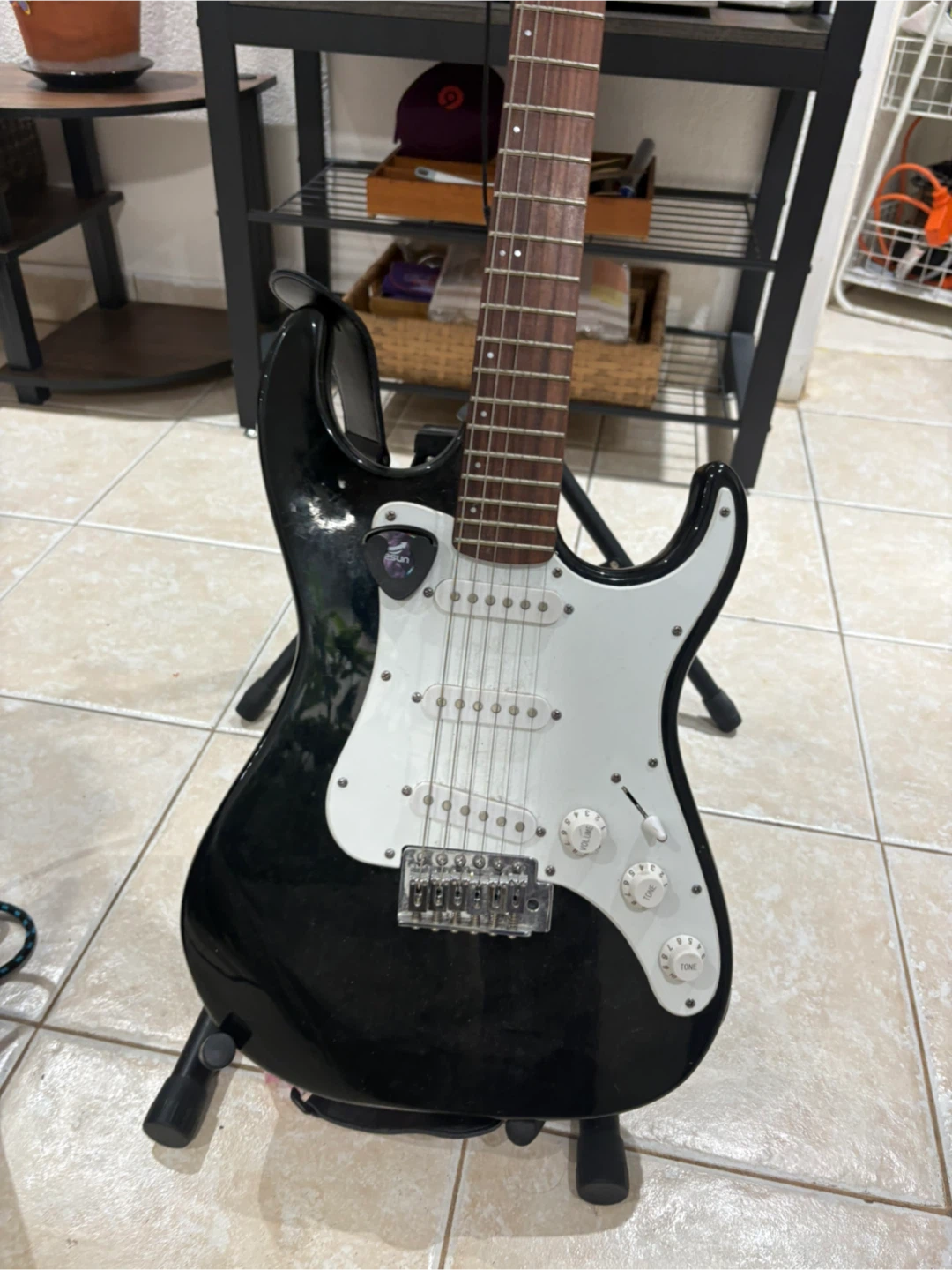 Peavey Electric Guitar - Black and White - photo 4