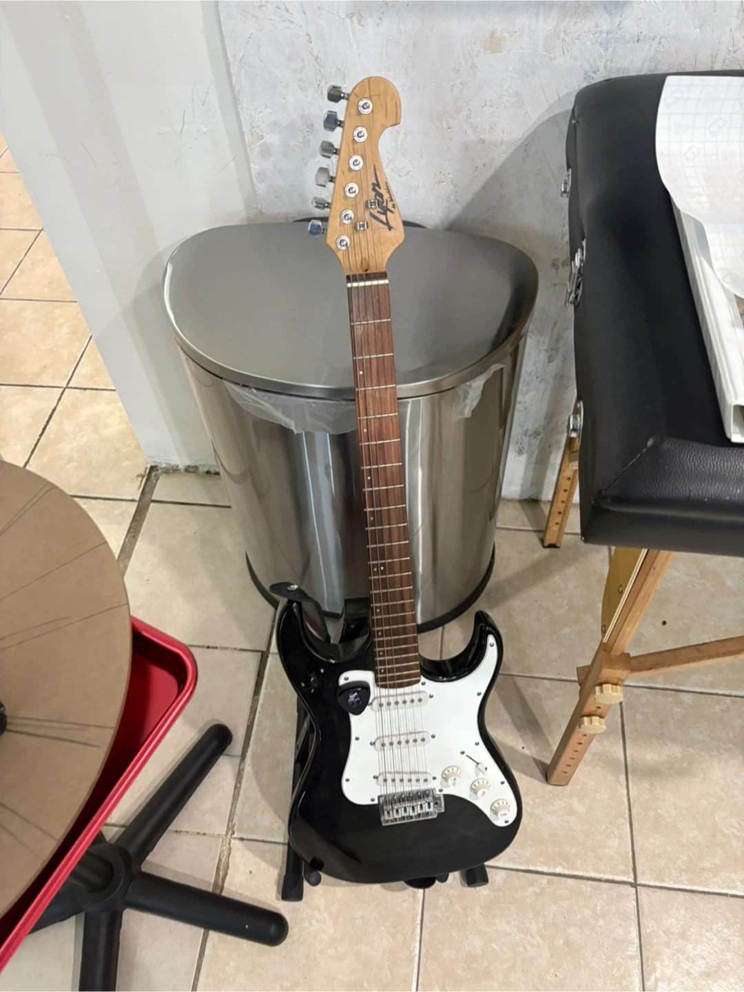 Peavey Electric Guitar - Black and White - photo 2