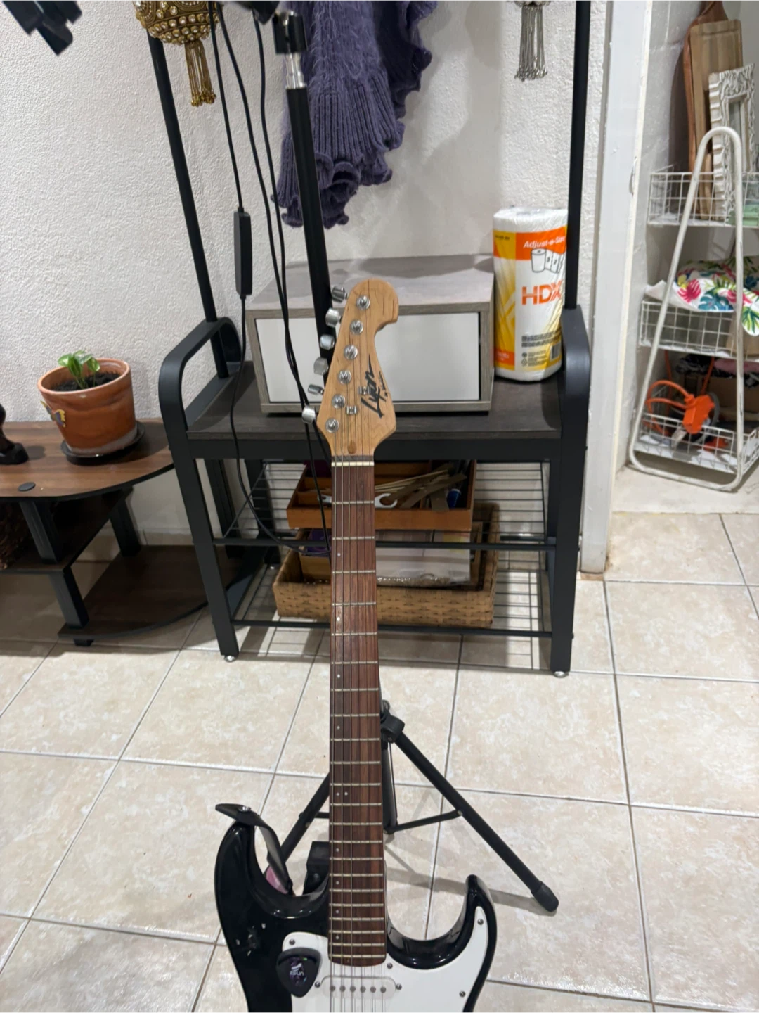 Peavey Electric Guitar - Black and White - photo 3
